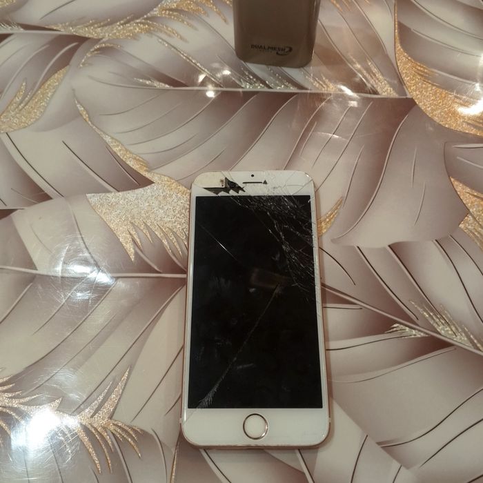 Продам iPhone s .