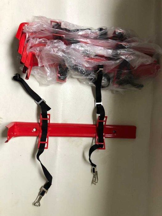 Стойка за пожарогасител за превозно средство и стена