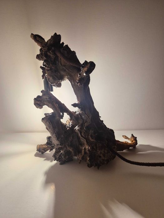 Лампа от естествено дърво