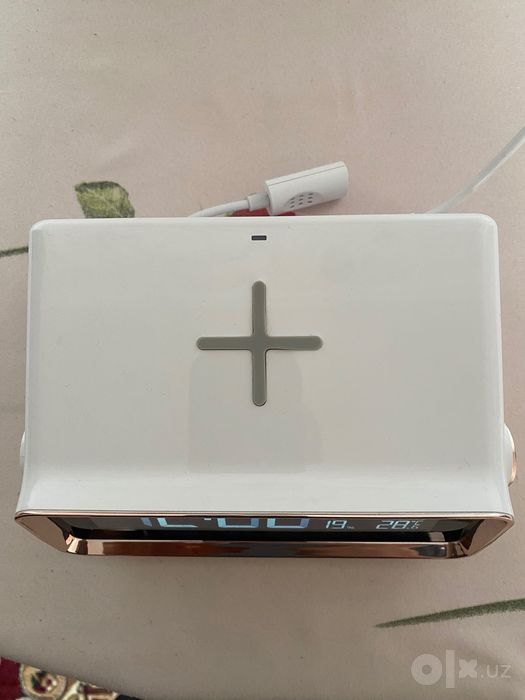 Elektron soat, budilnik, termometr, lampa, zaryadnik hammasi bittada
