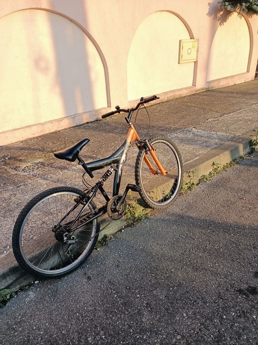Vînd bicicleta de downhill sau plimbări prin oraș