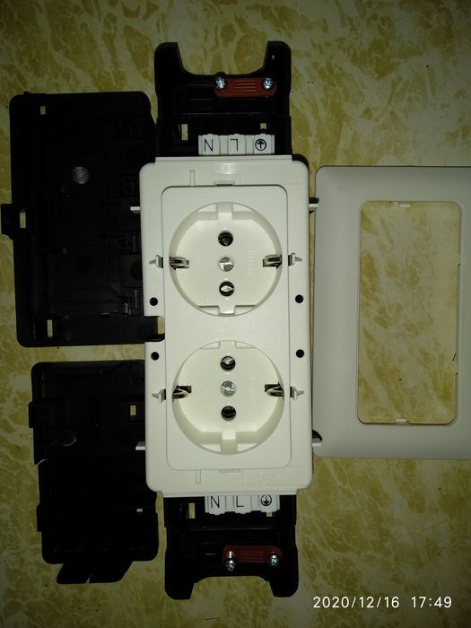 Розетки Rehau на 16 ампер для монтажа в короб