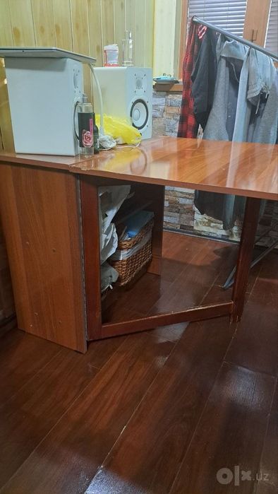 Продам мягкую мебель,прихожую,столы (диван и кресло)