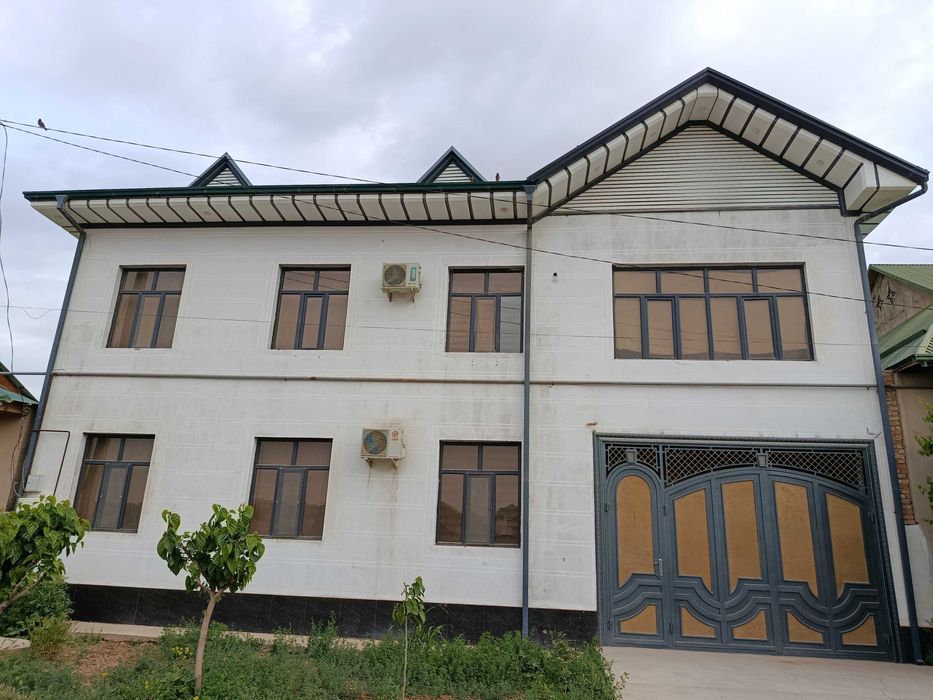 Manguzarda 2 qavatli hovli sotiladi