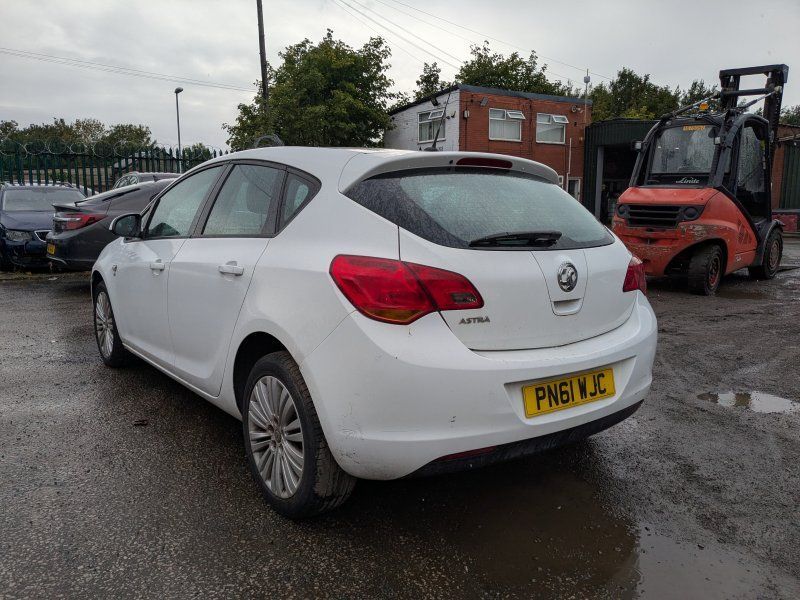 Dezmembrari / Dezmembrez Vauxhall Astra J 1.4 Benz A14XER cutie viteze manuala cod culoare GAZ