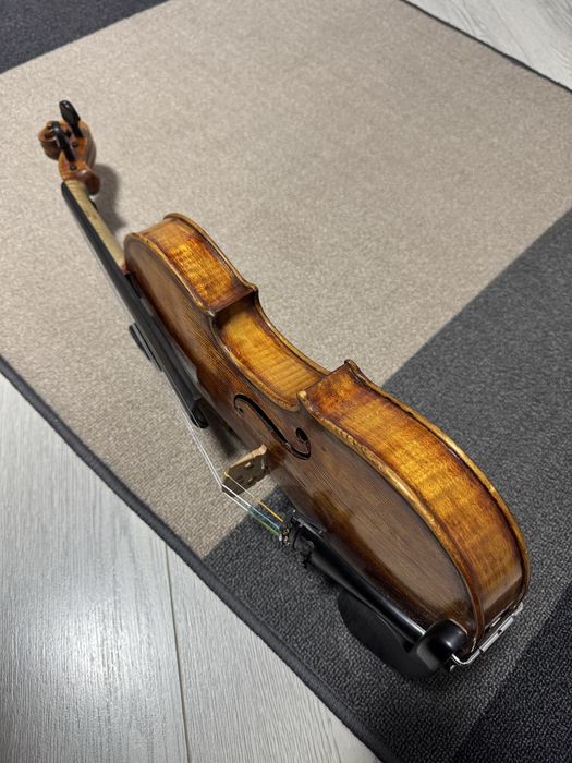 Vând vioara 4/4 veche