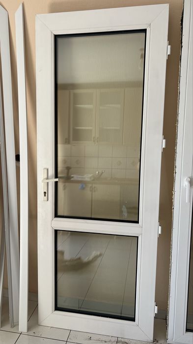 Пластиковую дверь с коробкой