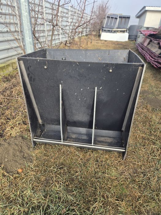 Vând hrănitor porci