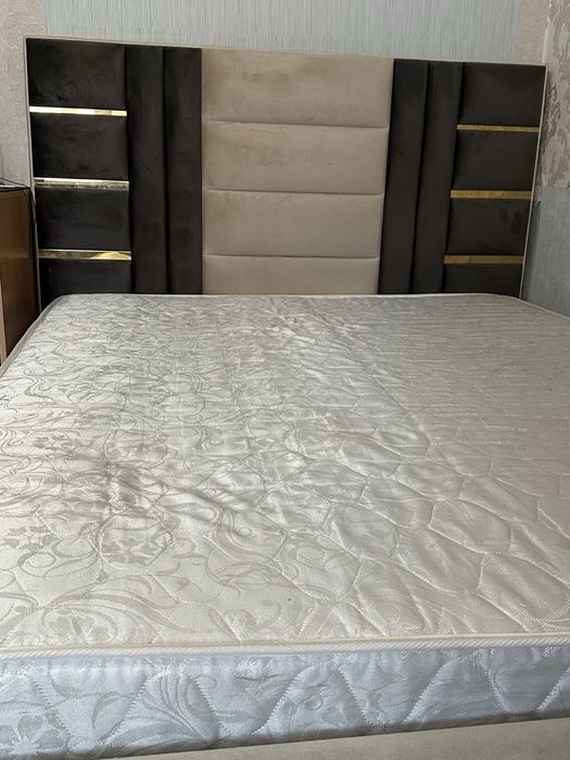 Кровать двухспальная с изголовьем и матрасом