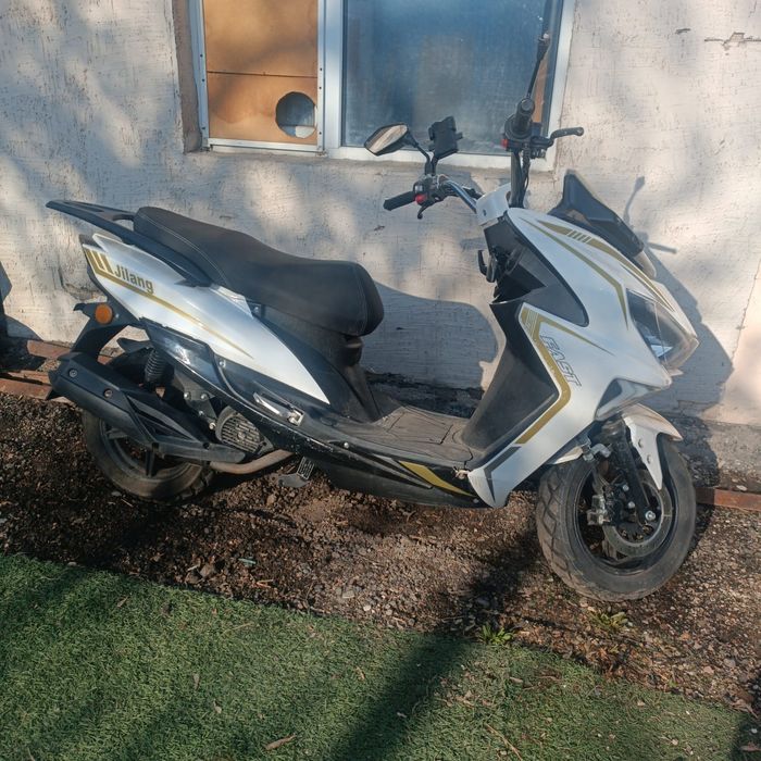 Продам скутер Макси