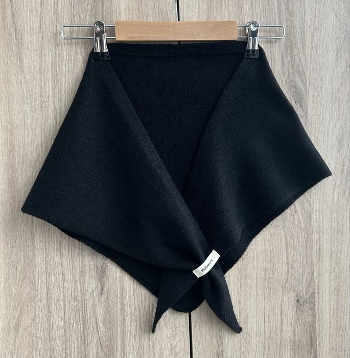 Esarfa triunghiulara, neagra, din lana 100%