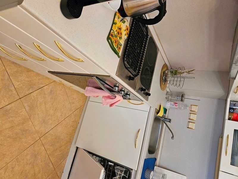 Бяла кухня с вградени уреди. МДФ.