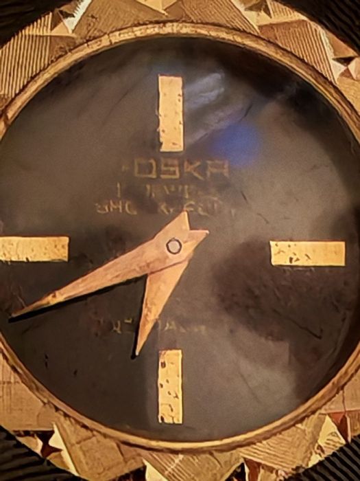 Зажигалка со встроенными швейцарскими часами.