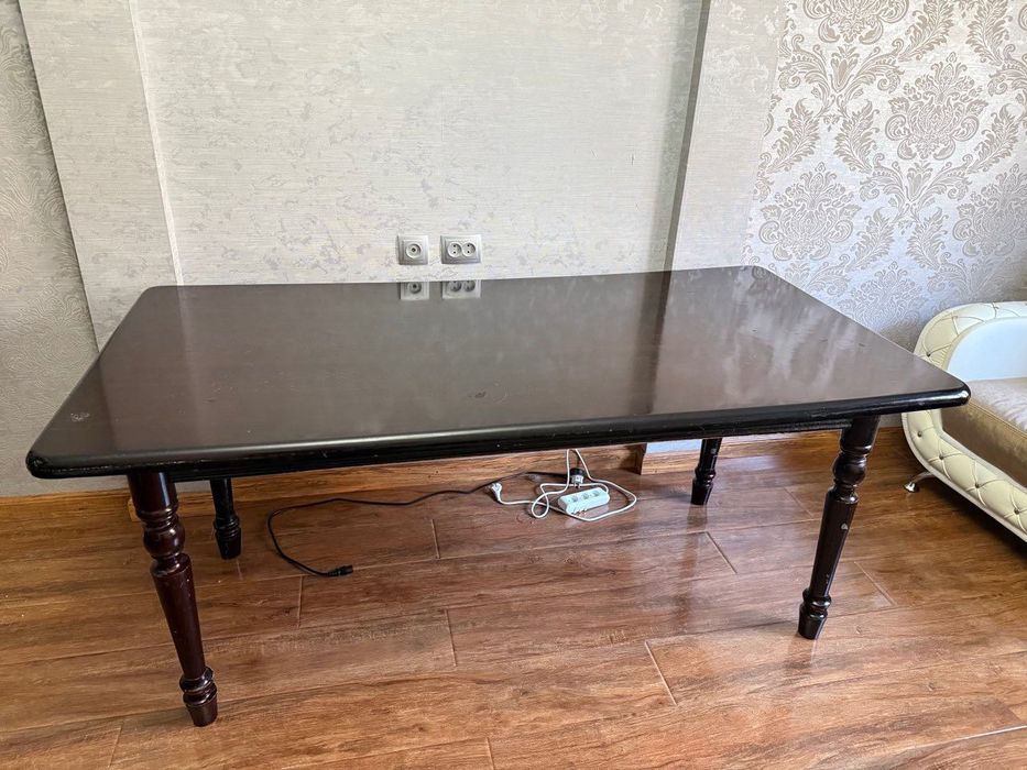 Стол для гостиной