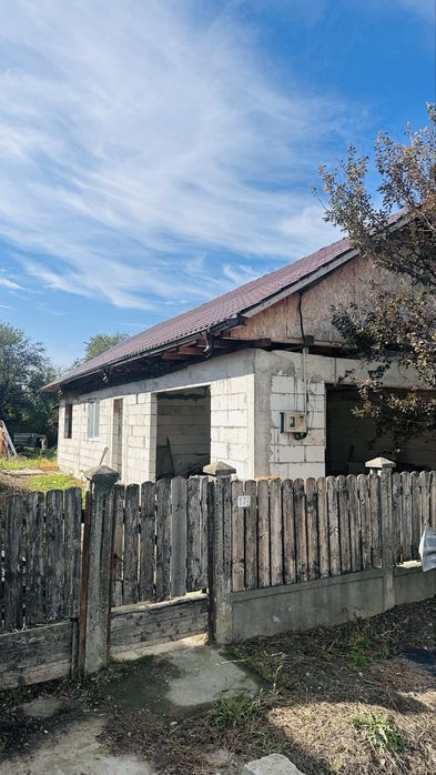 casa de vanzare   la strada principala