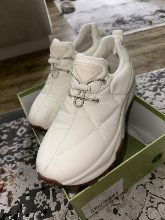 Бежевые утепленные кроссовки