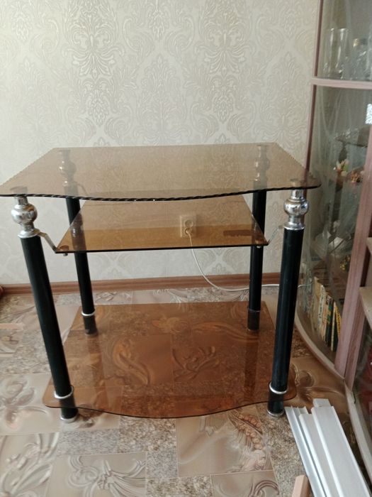 Продам стеклянный стол
