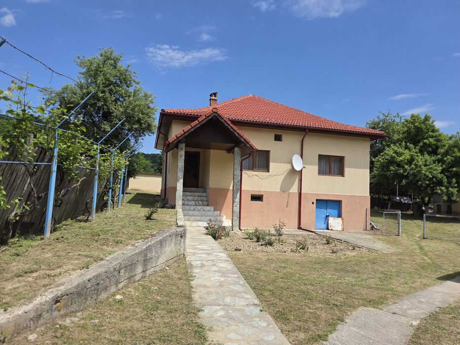 De vânzare casă cu teren
