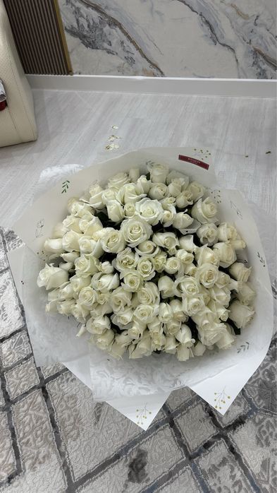 Красивый букет из 101 белой розы