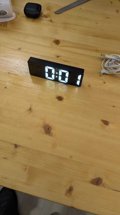 Ceas digital pentru birou
