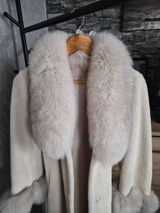 Луксозно дълго палто от естествен и богат косъм от лисица