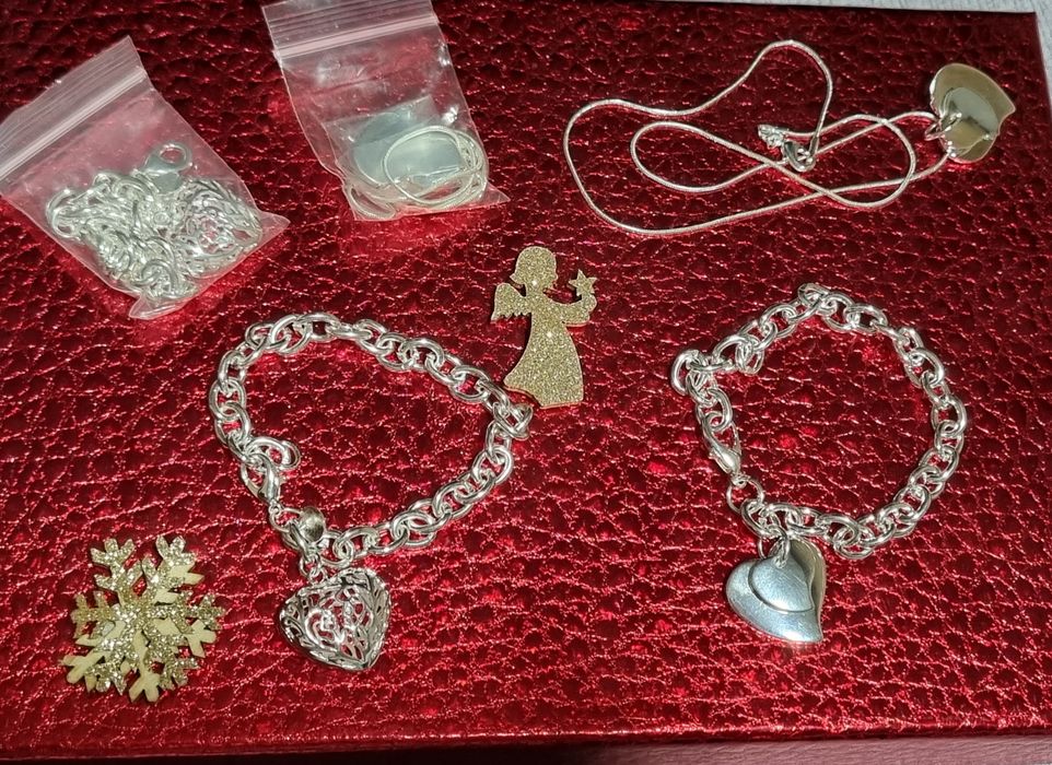 Сребърно колие и сърце