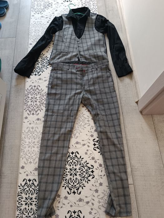 Продавам костюм.