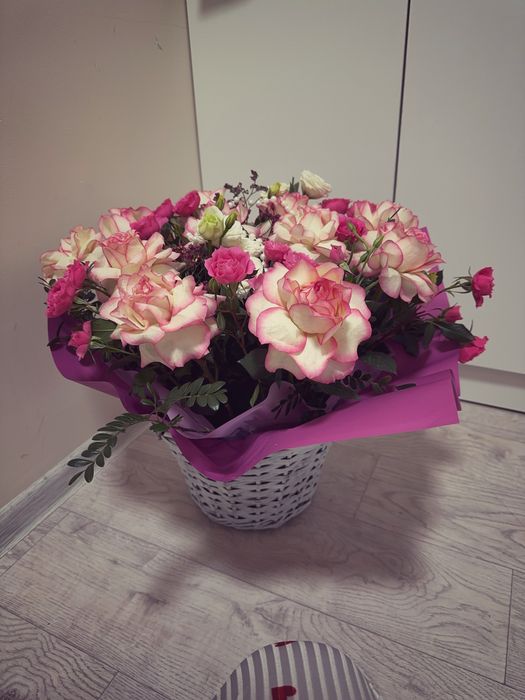 Красивый букет роз в корзине