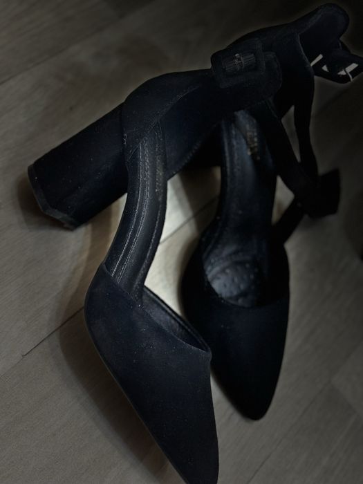 Черные туфли на каблуке