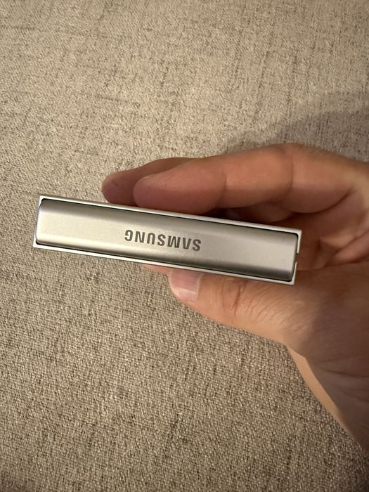 Samsung Galaxy Z flip 7 fe white absolut ca nou
