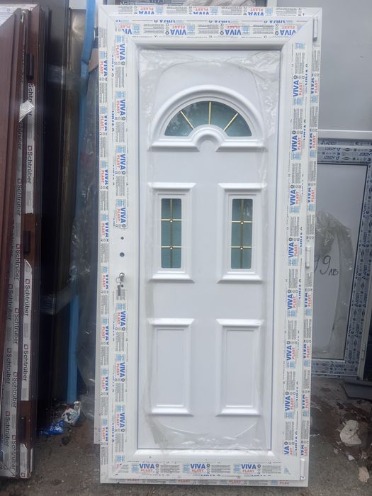 Входни ПВЦ врати външна бяла златен дъб