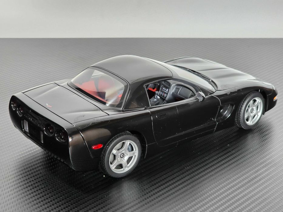 Macheta Auto 1/18 UT Models Chevrolet Corvette 1998