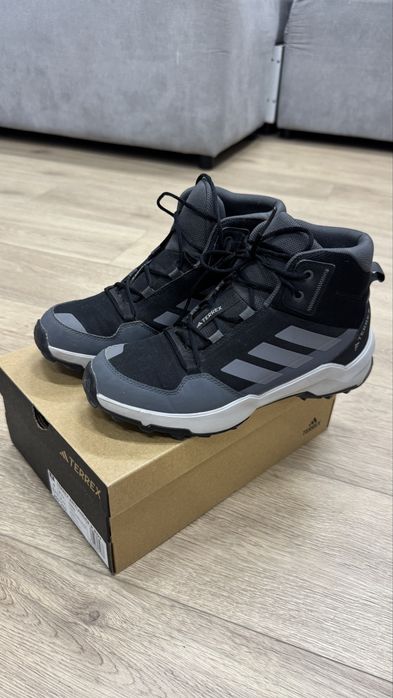 Продам обувь adidas