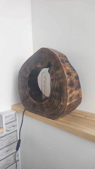 Настолна лампа от масивно дърво