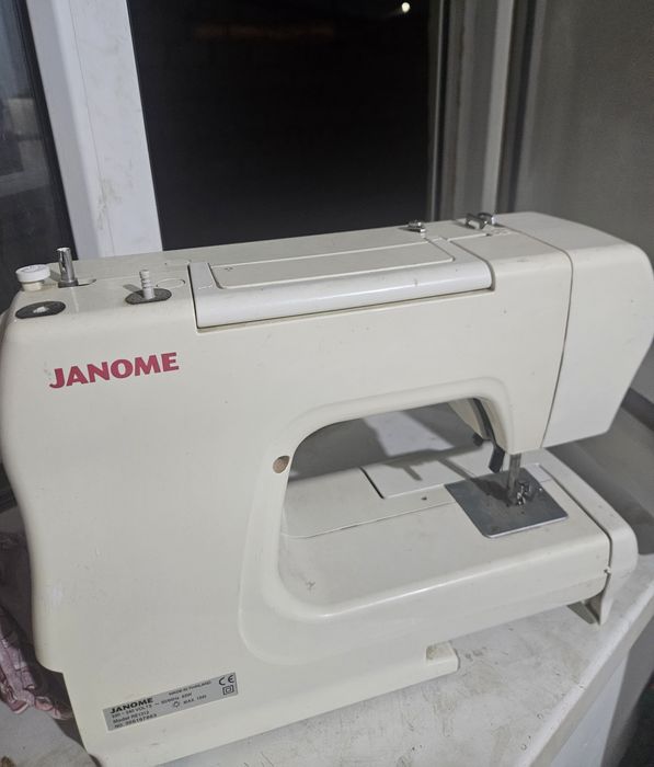 Швейная машина Janym.