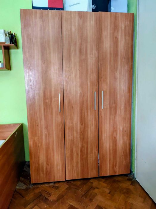 Единично легло и гардероб