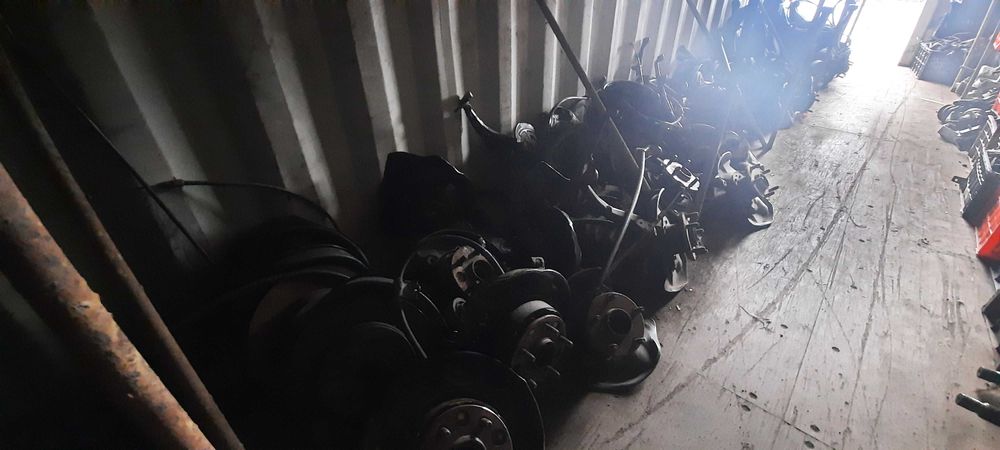 Ступицы, поворотные кулаки.