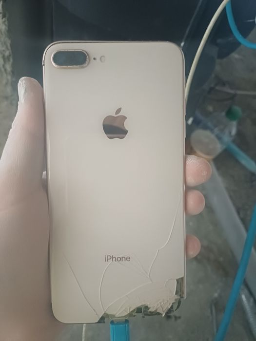 Продам 2 айфона 8+