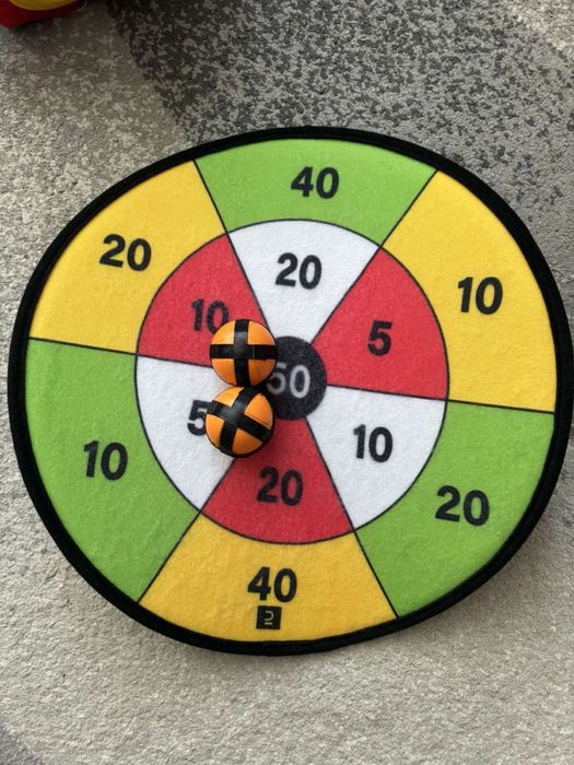 Детски играчки и дартс игра