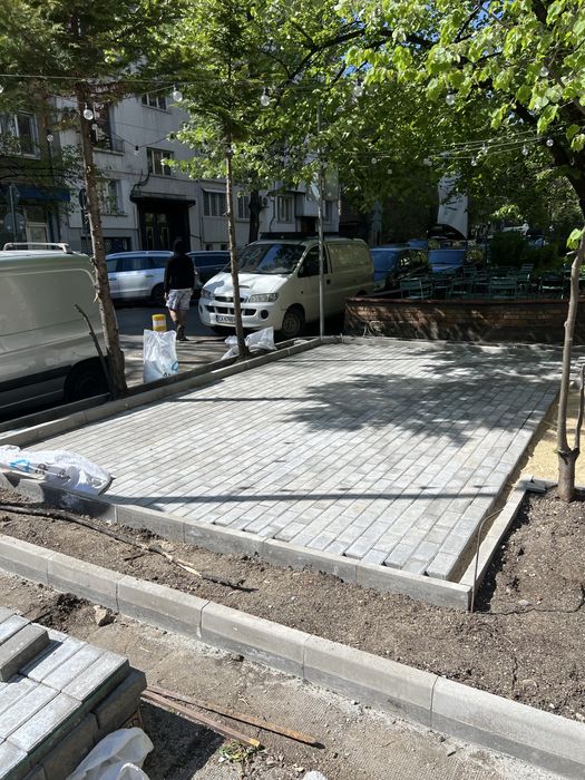 Полагане на унипавета тротоарни плочи бетонови пътеки