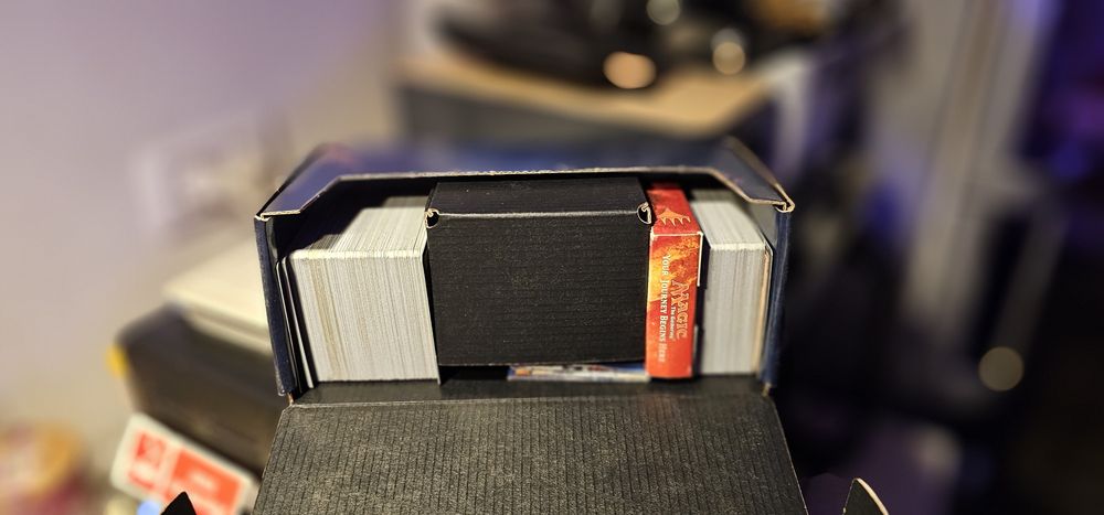 Joc de colecție - Magic The Gathering + Extra Deck Box 65 cards