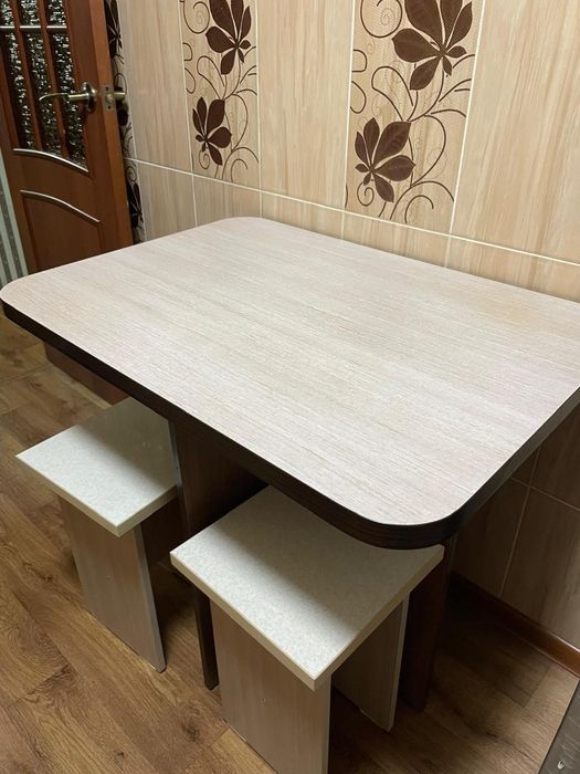 Продаётся кухонный стол