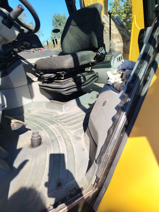 Vând buldoexcavator Caterpillar