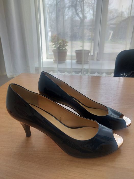 Продам туфли лакированные