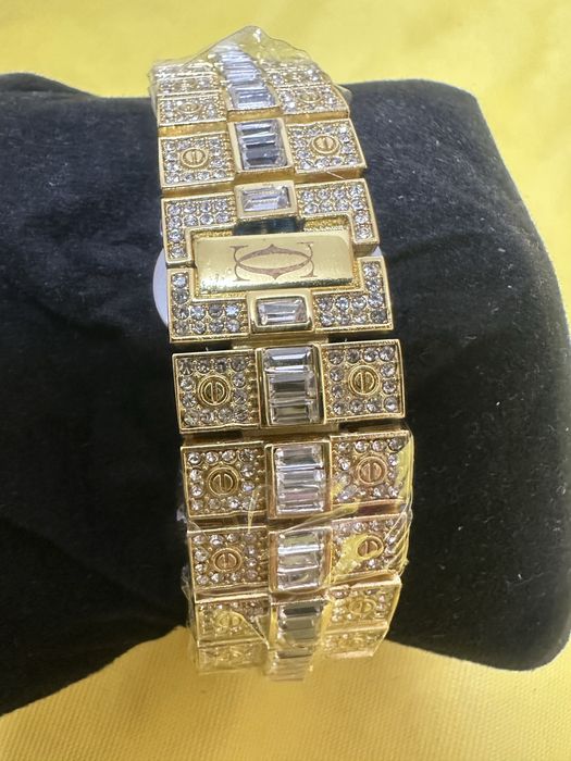 Часовник- Cartier-чудесна изработка има и кутия