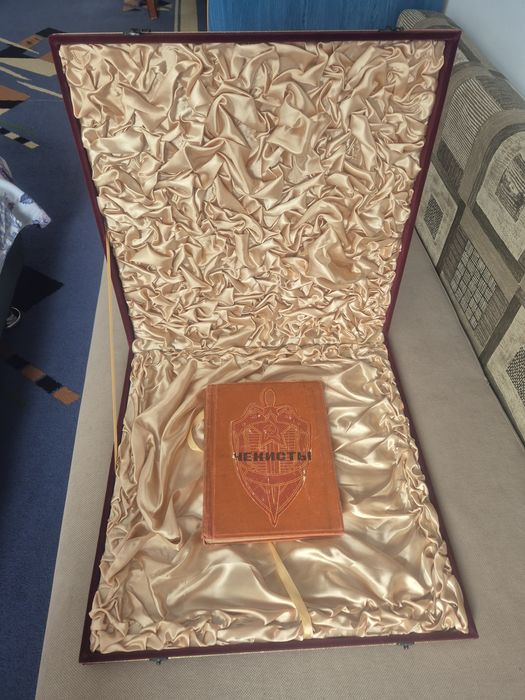 Продам книгу антиквариат