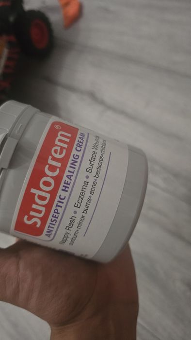 Vand 9  cutii de sudocrem sigilate !! De 400g
