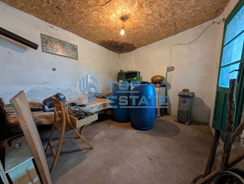 Едноетажна къща с вътрешна баня и кладенец в село Джулюница