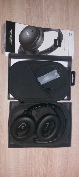 Casti Bose QuietComfort noise cancelling cu accesorii