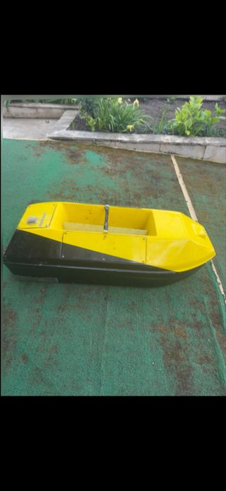 Tushe k2 up лодка за захранка със сонар